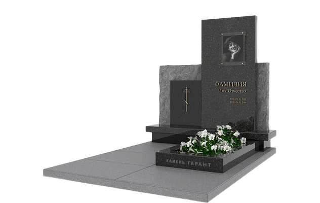 Мемориальный комплекс с плиткой, цветником